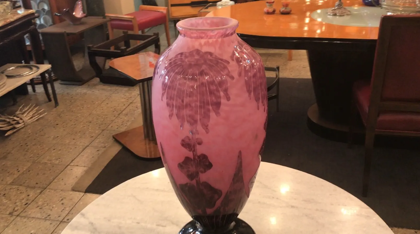 vase in vetro firmato Le Verre rosa su un tavolo