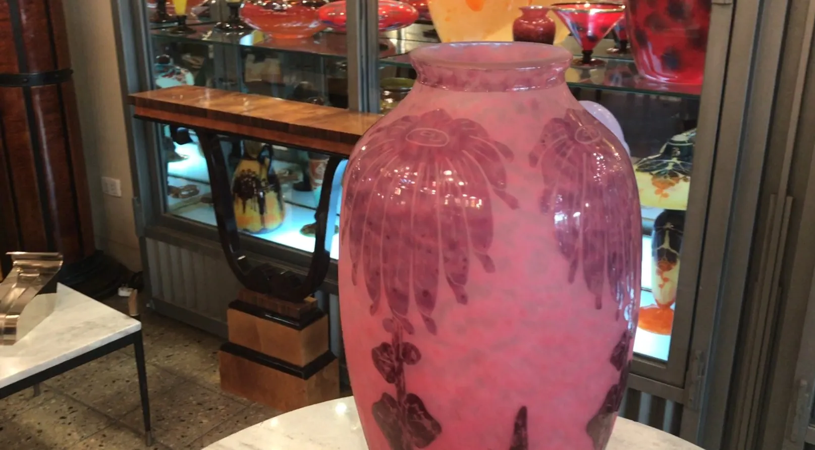 Antike Vase aus signiertem Glas Le Verre, rosafarbene mit floralen Mustern.