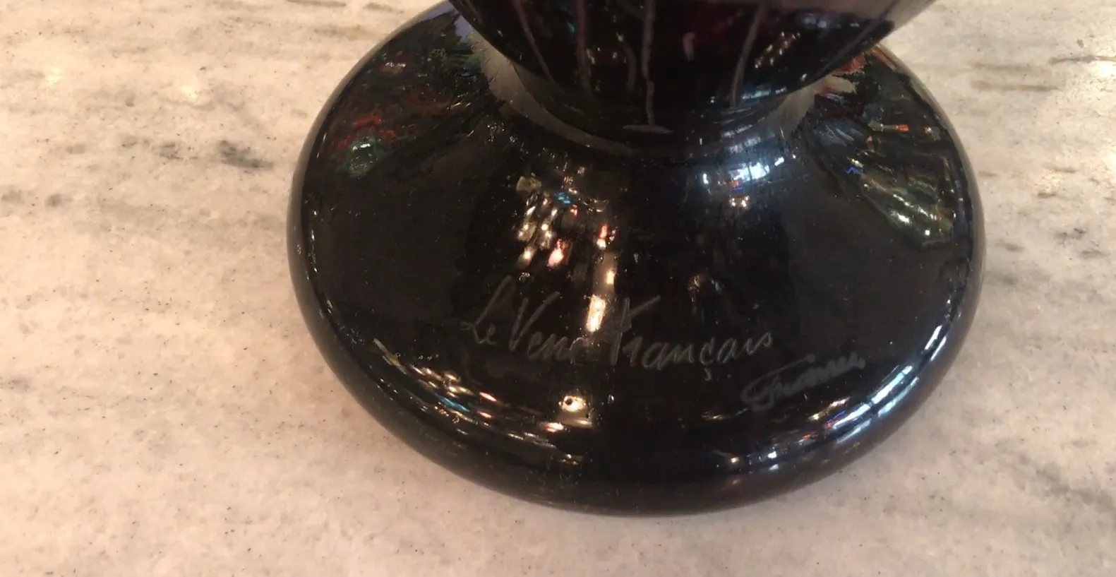 Verre signé ancien Le Verre sur fond clair