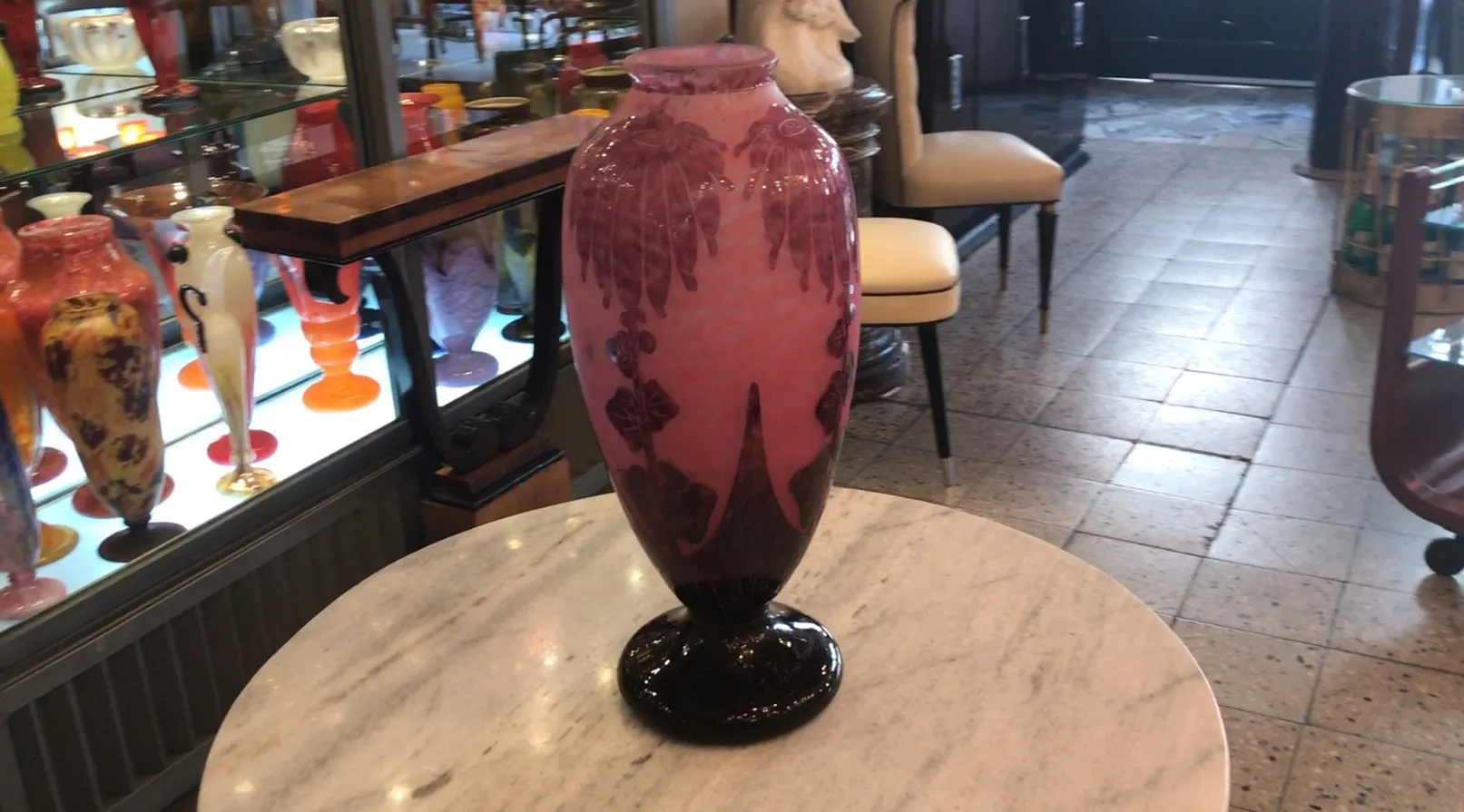 Antiga peça de vidro assinado Le Verre, com detalhes florais.