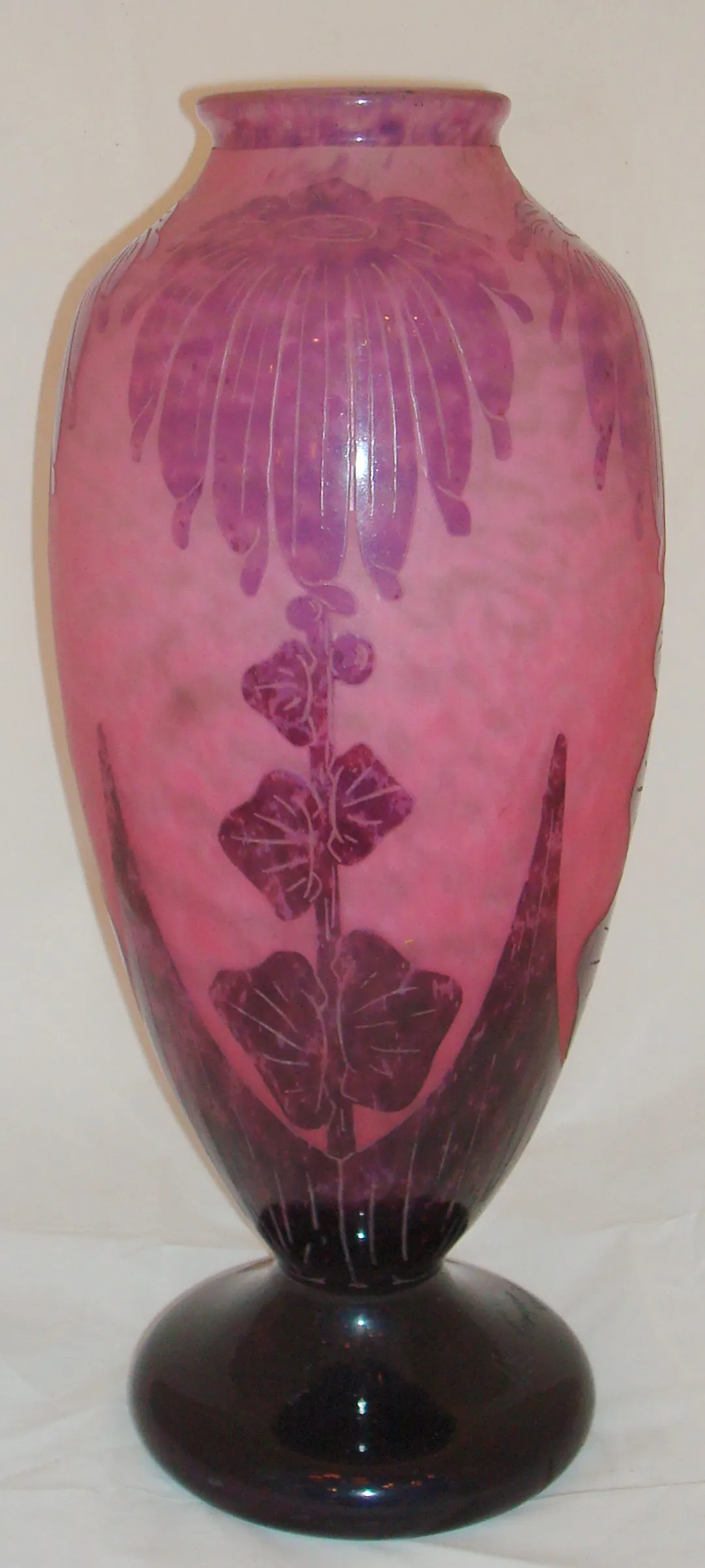 Antigüedad con diseño floral en color rosa y morado, vidrio.