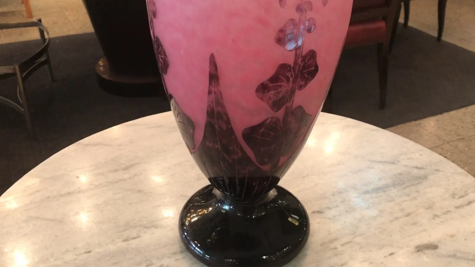 altes Glas mit Blumen Dekoration in Rosa und Schwarz