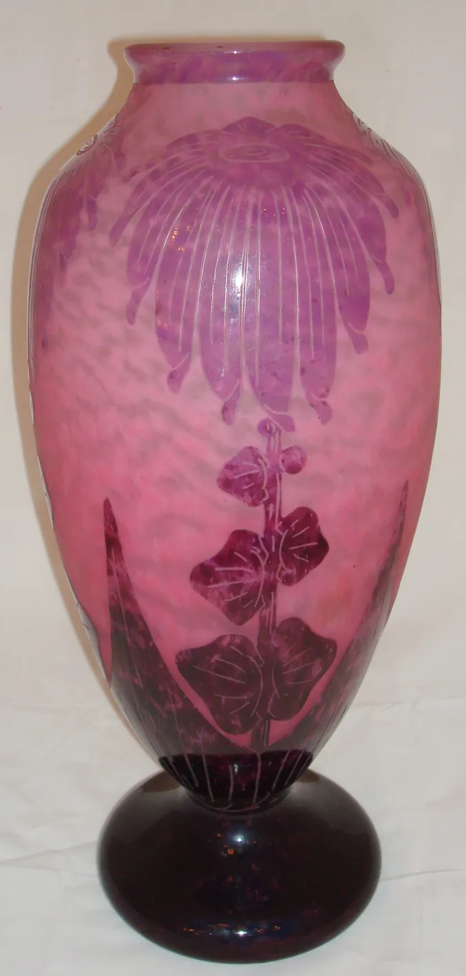 Antikes Glasvase signiert Le Verre mit floralen Verzierungen