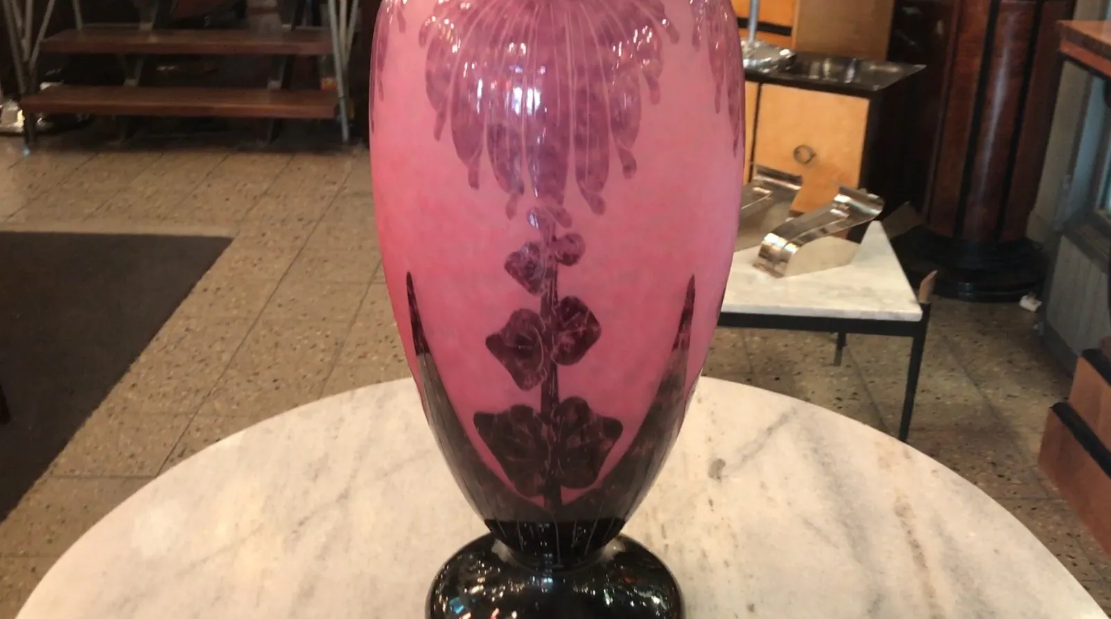 ب vaso زجاج موقّع قديم (Le Verre) بتفاصيل زهرية وردية، بيئة أنيقة.