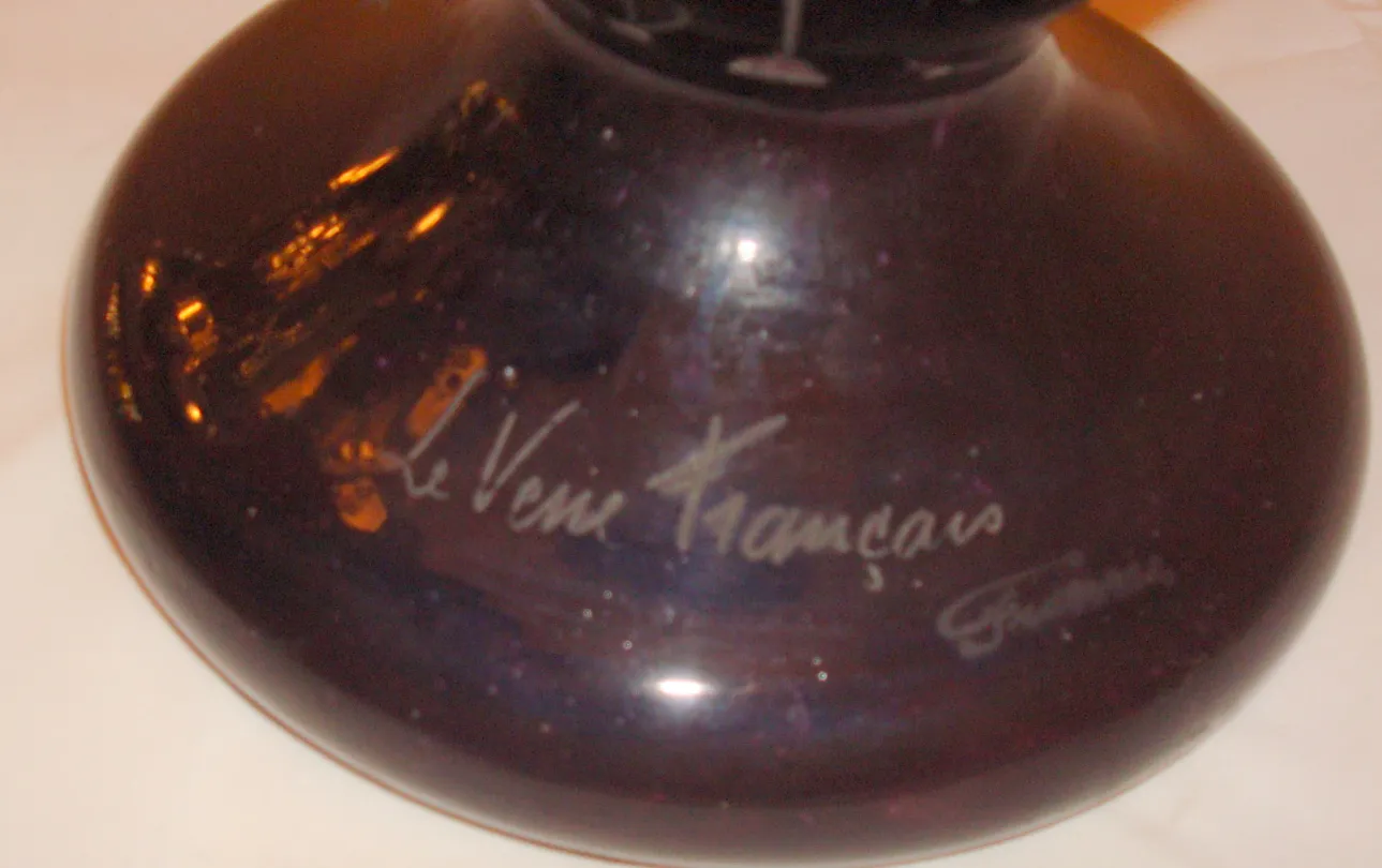 Vidro antigo assinado Le Verre em forma de vaso decorativo.