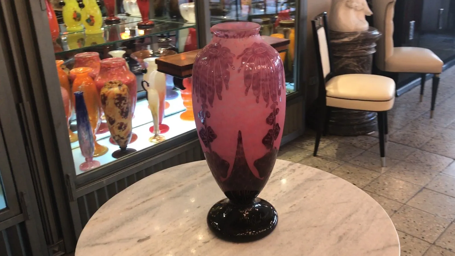 Verre signé Le Verre ancien dans un cadre décoratif avec d'autres objets