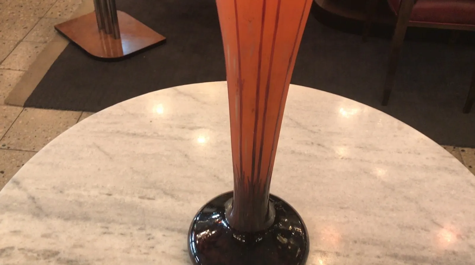 زجاج موقّع Le Verre في بيئة قديمة.