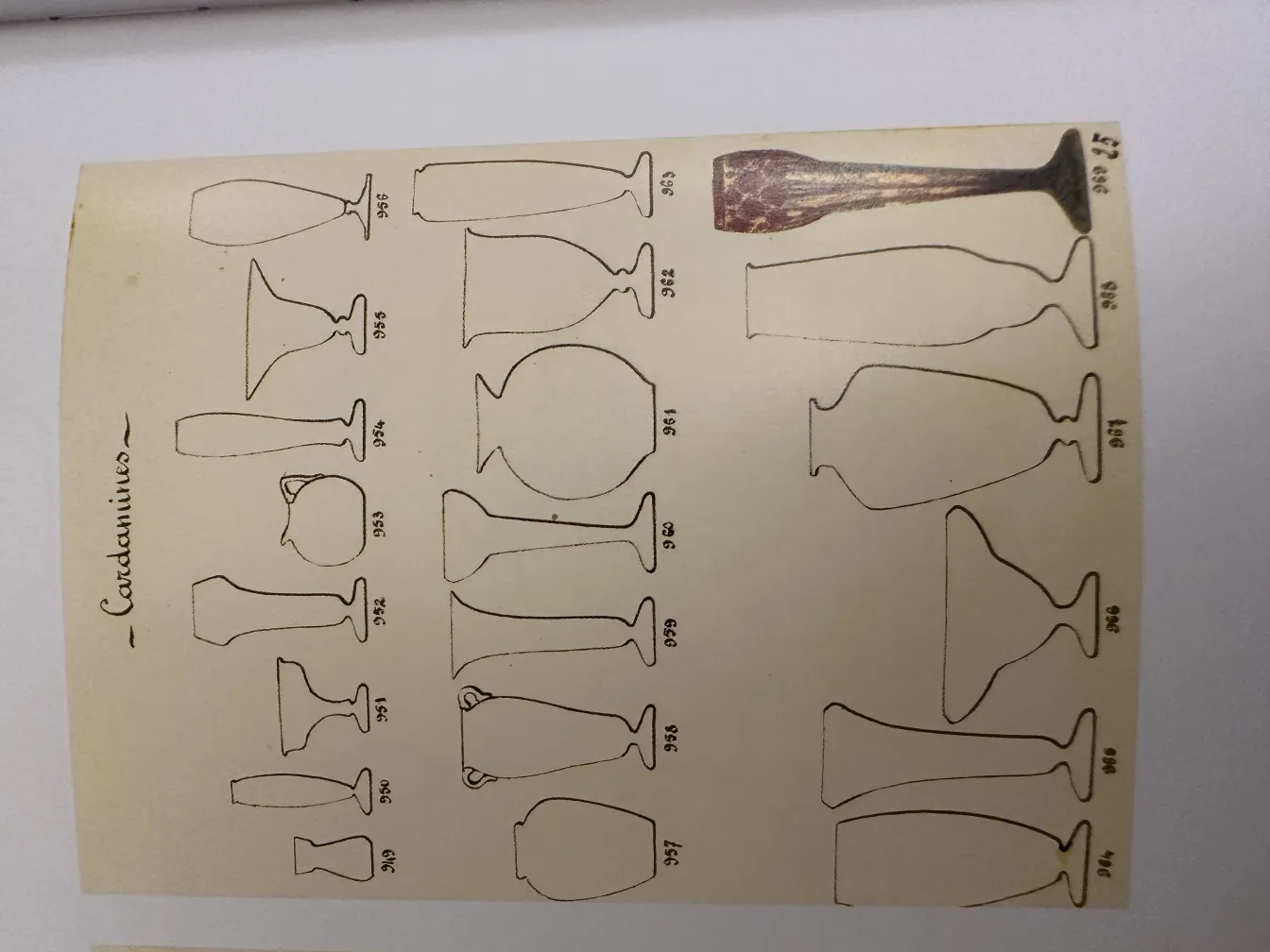 desenho de vários tipos de vidro assinado le verre em um fundo claro