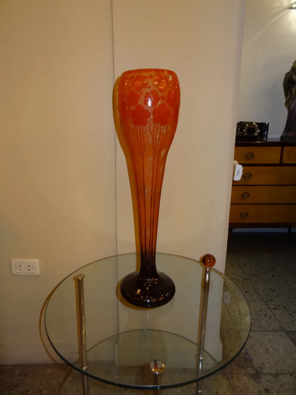 Vaso antico in vetro firmato Le Verre con decorazione floreale.