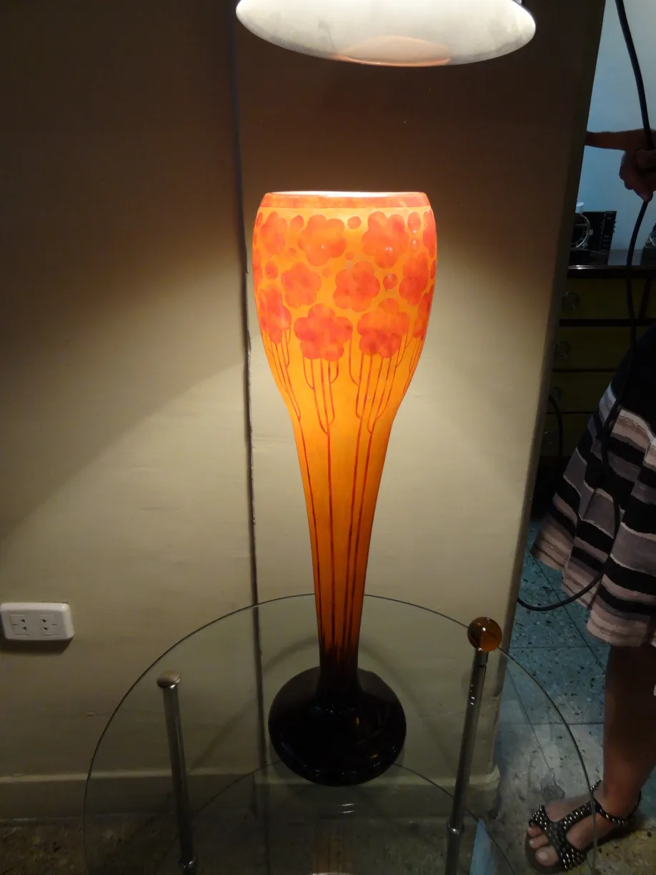 Glaslampe signiert Le Verre mit floralem Design in warmen Tönen.