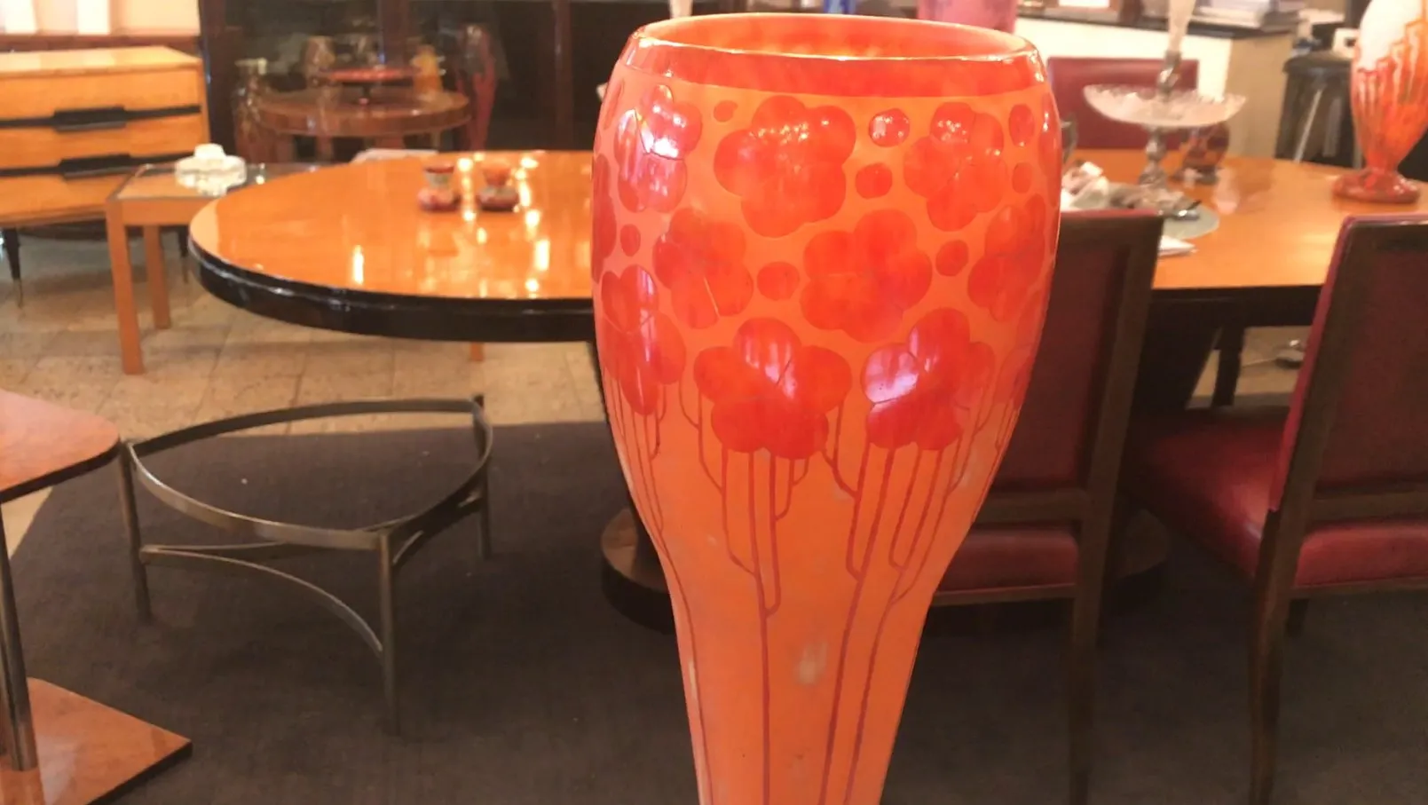 Signed glass vase Le Verre with floral detail in an antique setting