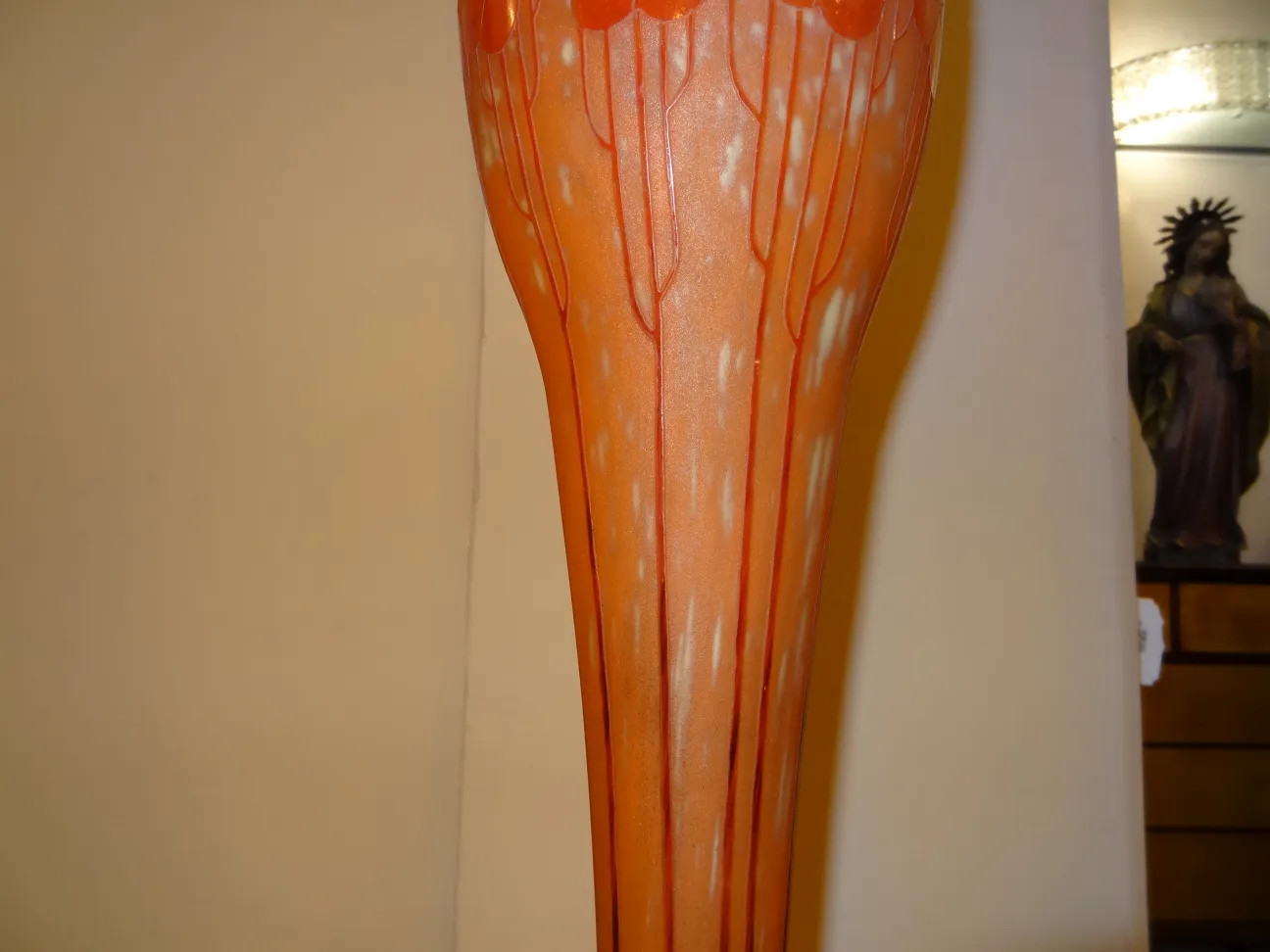 Ancien verre signé Le Verre avec un design détaillé et vibrant, dans une pièce adaptée à l'exposition.