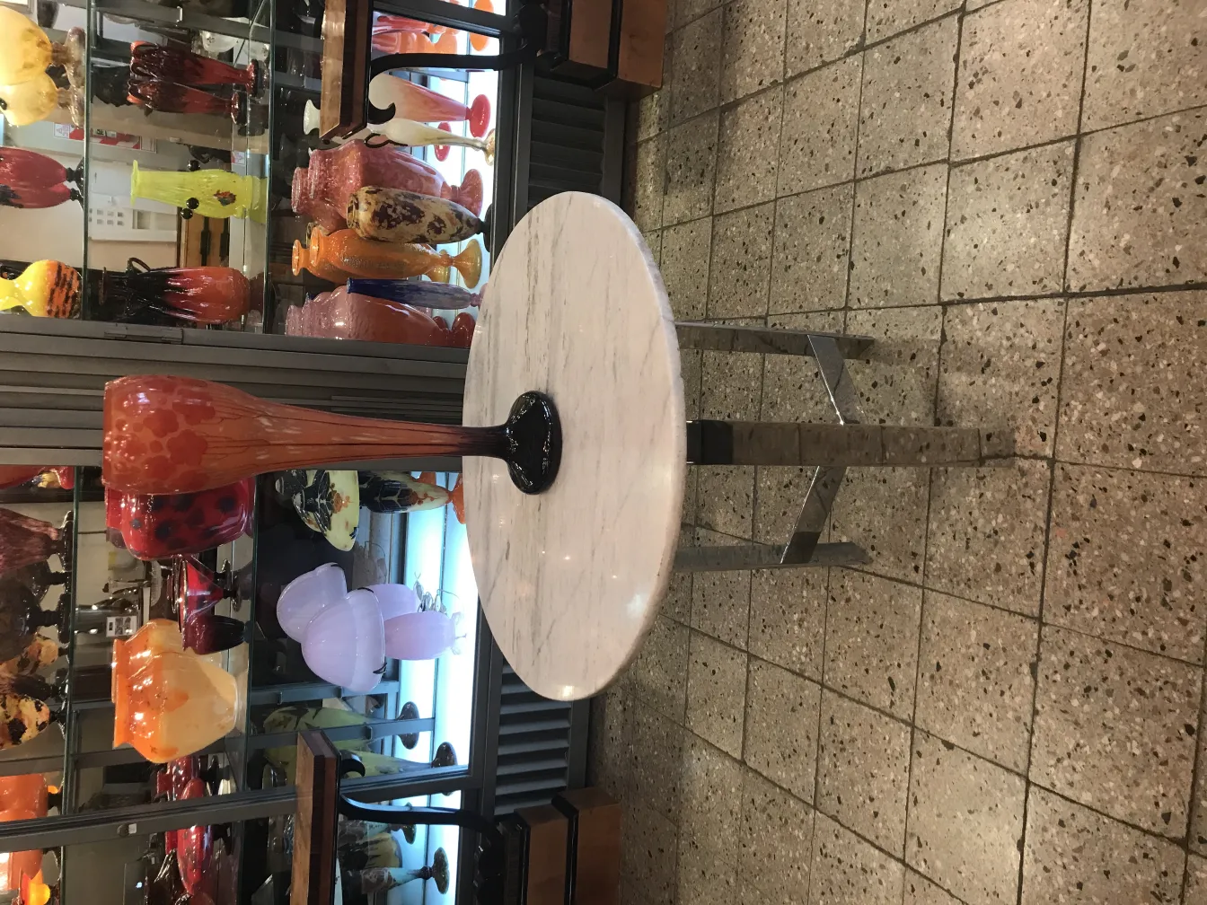 Vidro assinado Le Verre elegante em um ambiente de antiguidade.