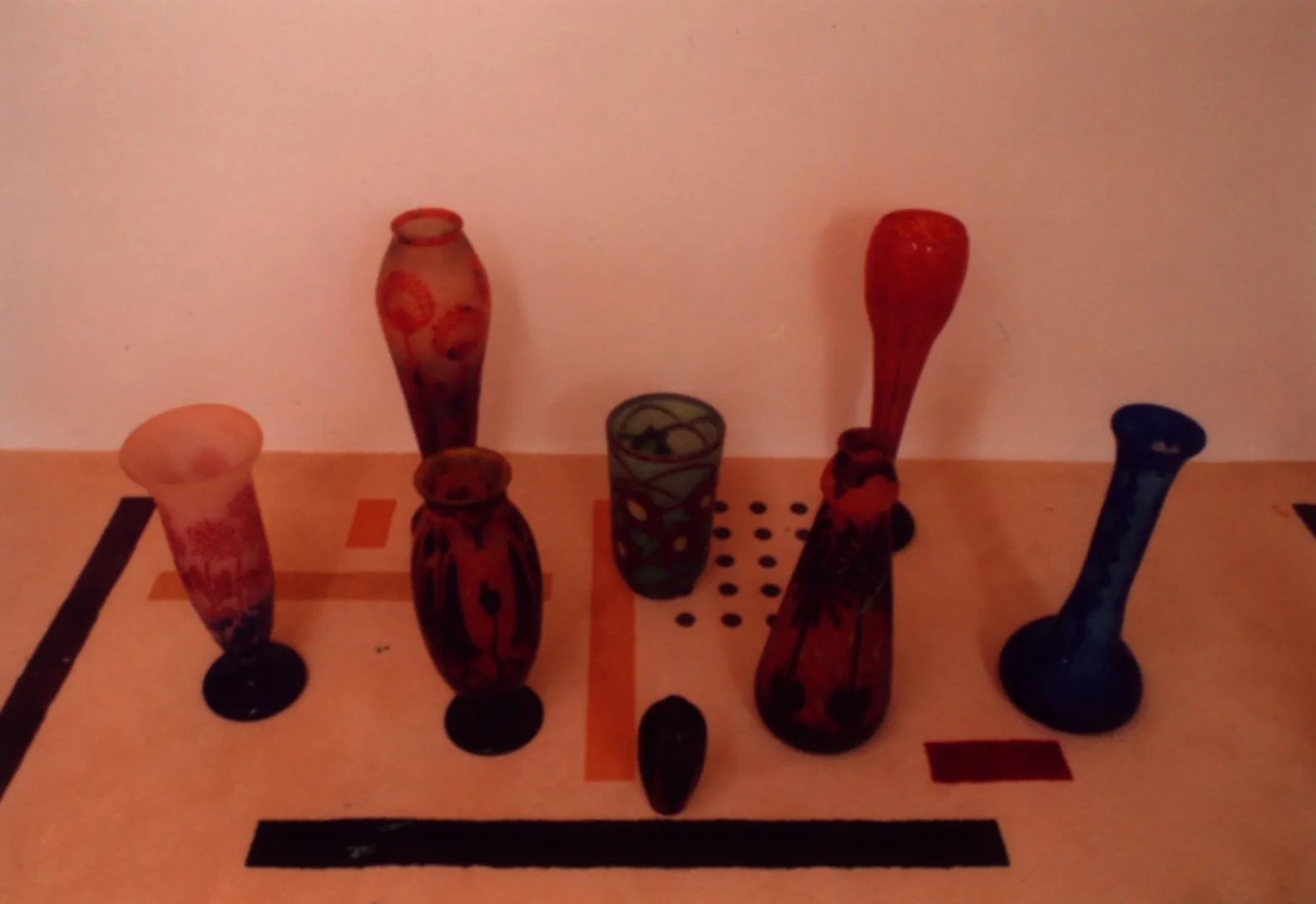 다양한 형태와 색상의 고대 서명 유리잔(Le Verre).