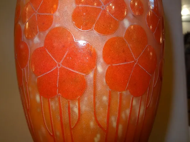 Vidrio antiguo con flores rojas, firmado Le Verre