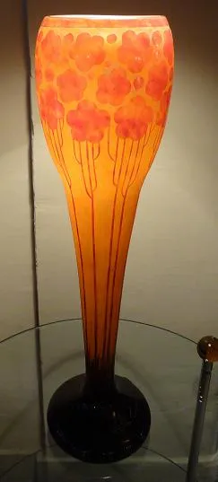 Lámpara antigua de vidrio firmado Le Verre con diseño de flores rojas