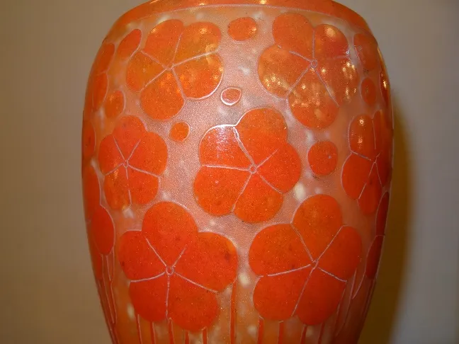 Vista detallada de vidrio firmado Le Verre con flores naranjas