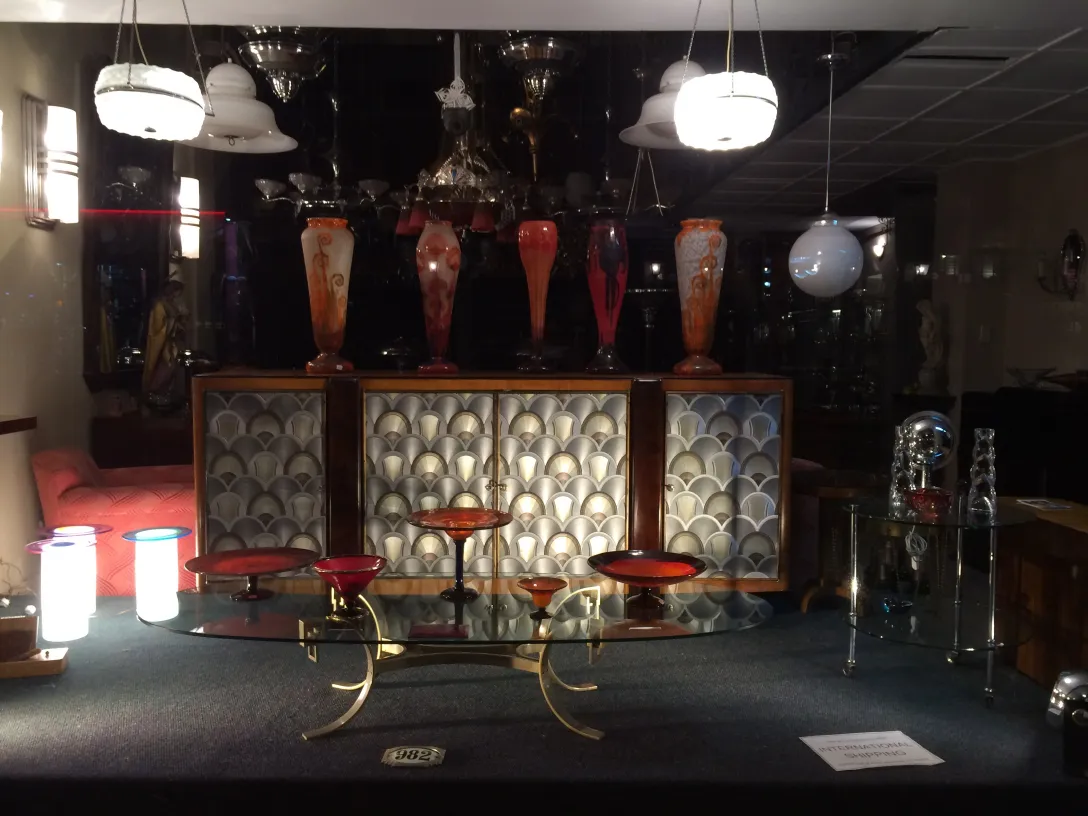 Esposizione di antiquariato con vetro firmato Le Verre, decorativo e attraente.