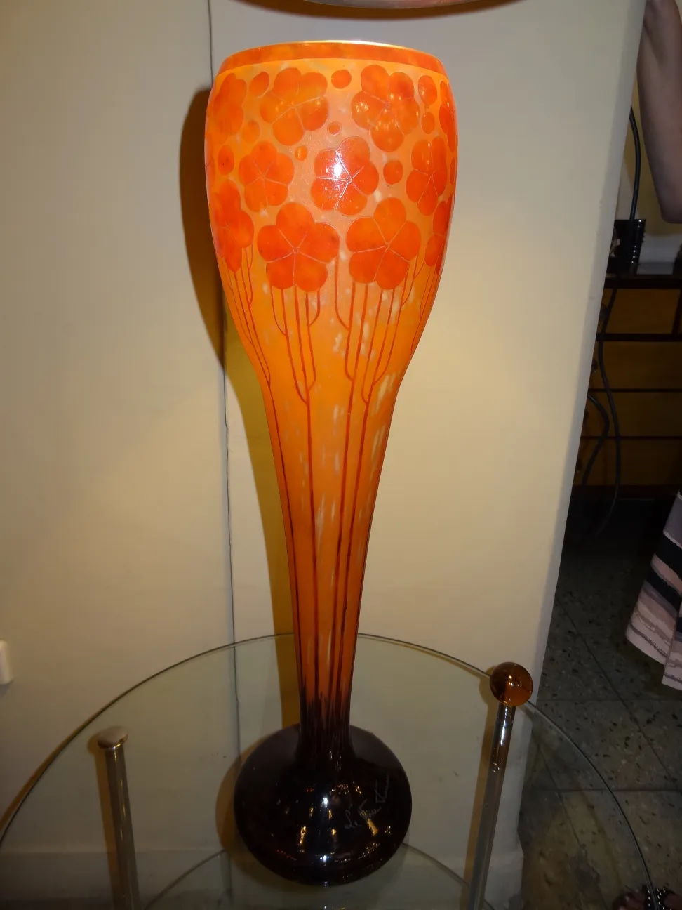 Luminária de vidro decorativa em tons de laranja com gravações de flores.