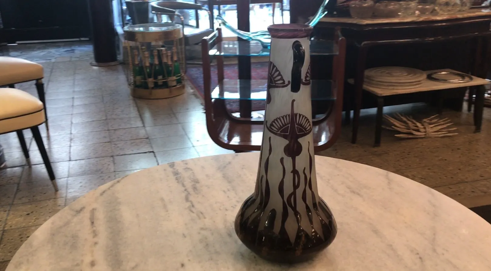 Verre signé Le Verre dans un environnement décoratif ancien