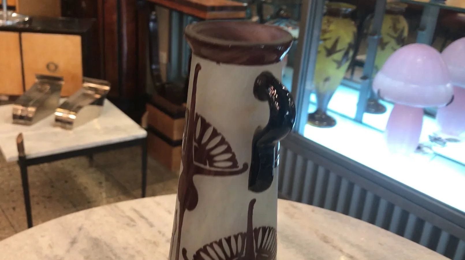 vaso antigo decorado com borboletas, fundo claro