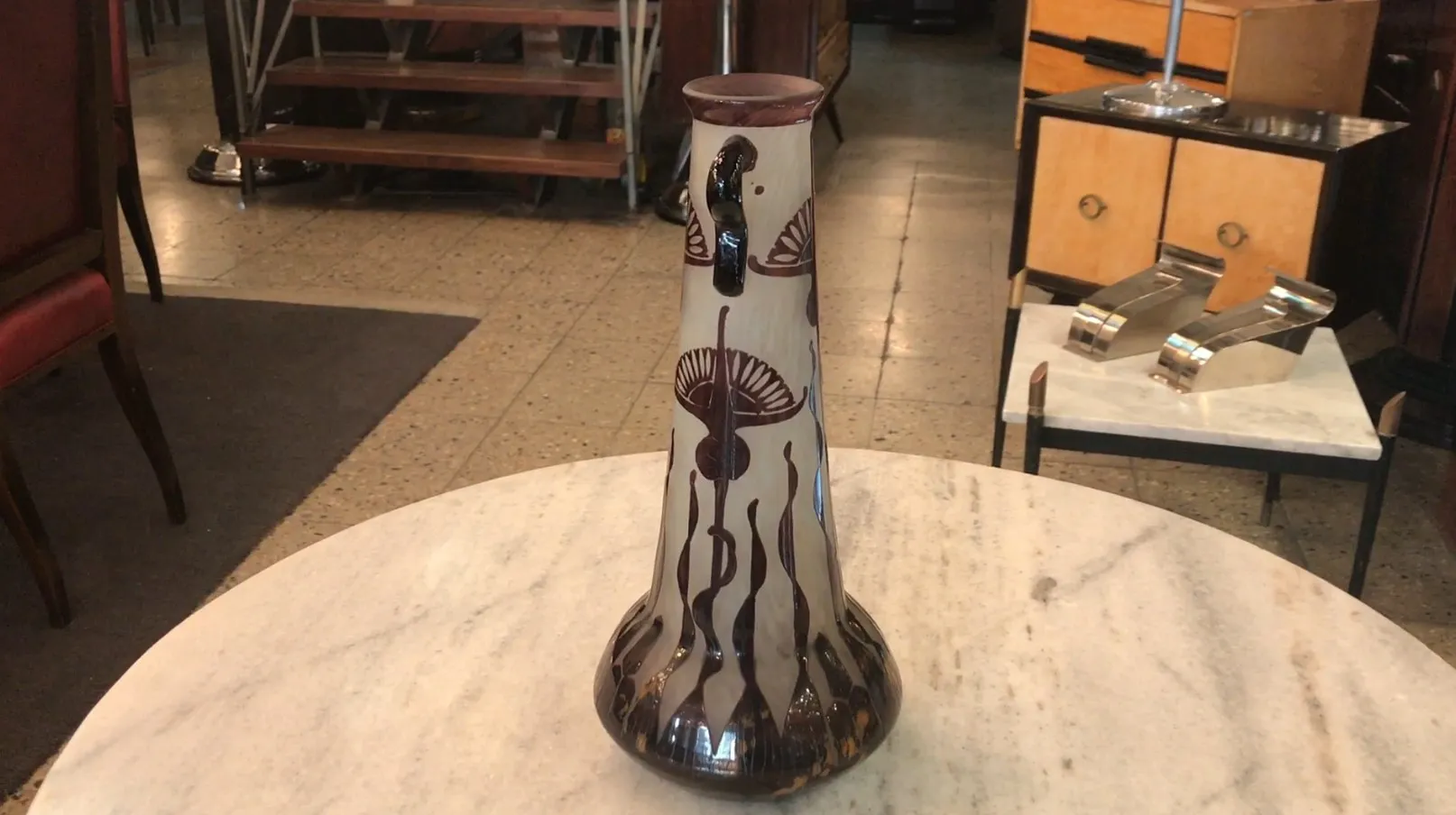 signiertes Glas Le Verre mit eleganter Dekoration auf hellem Hintergrund, Antiquitätenumgebung