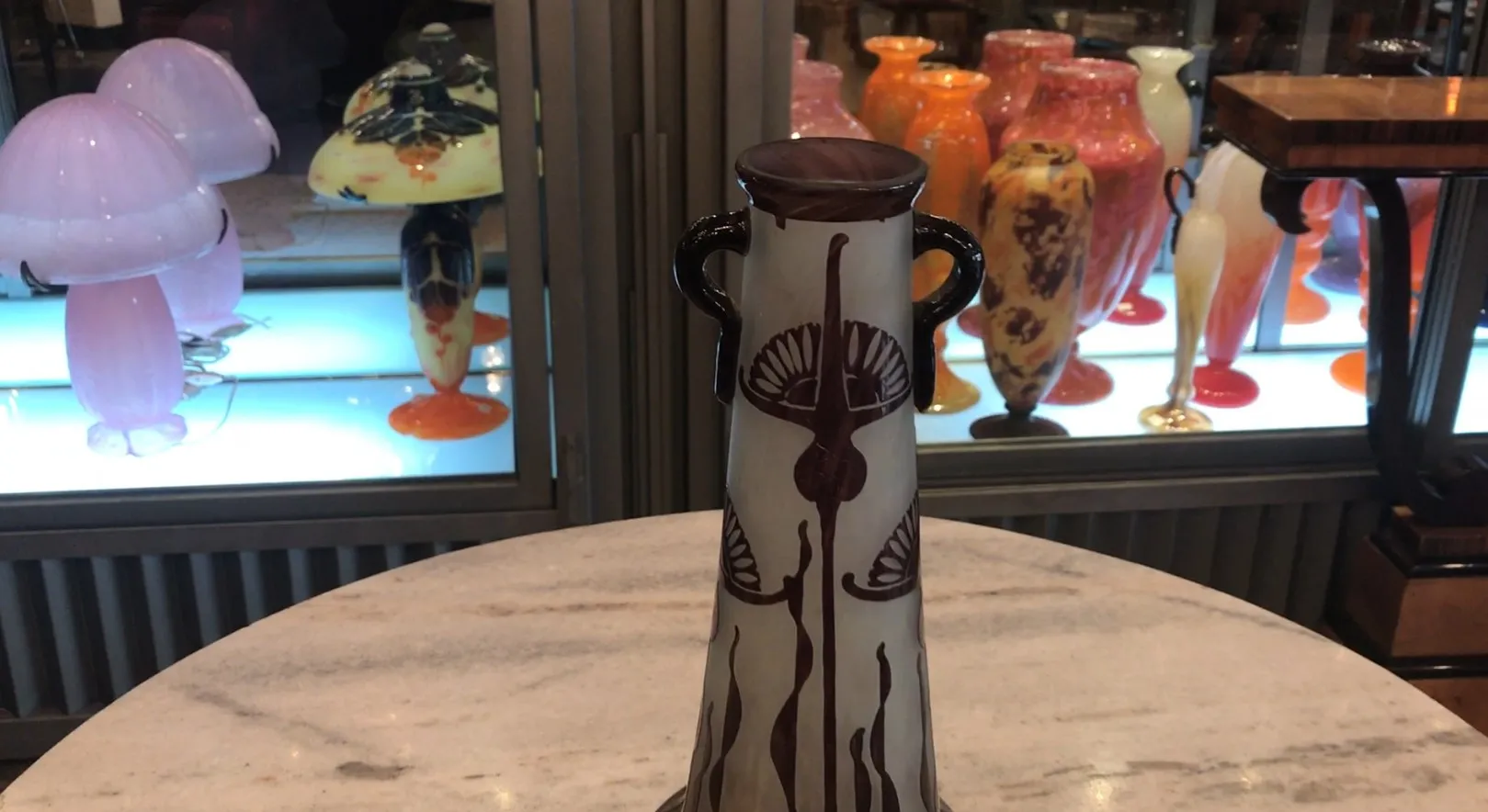 vase antico con design decorativo su sfondo chiaro