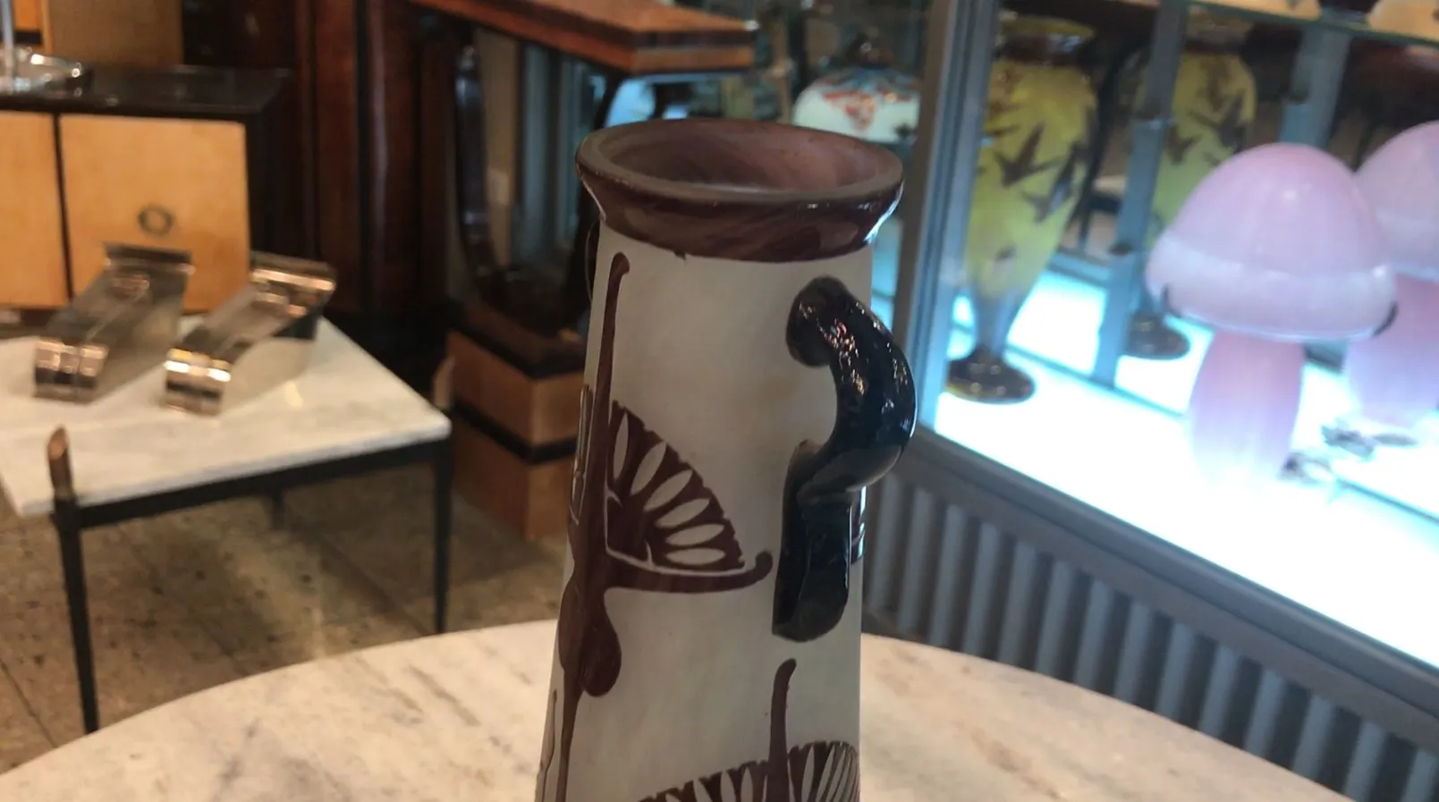 Antikes signiertes Glas Le Verre mit auffälligem Design und Griff