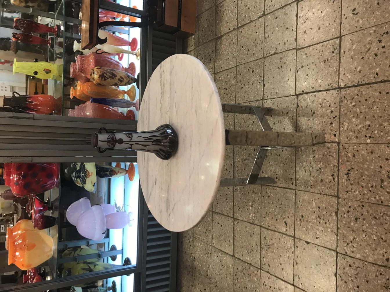 Antiguidade vidro assinado Le Verre com decoração colorida