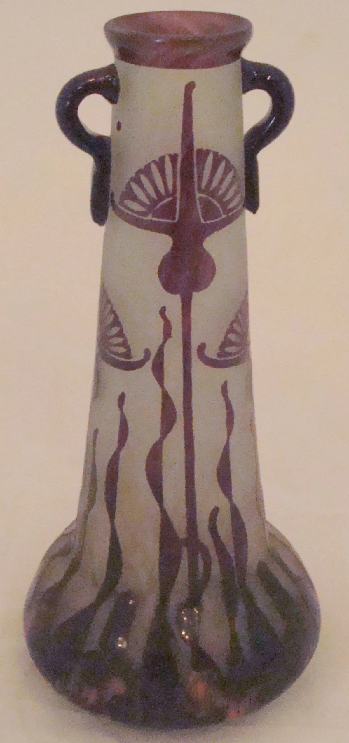 古董签名玻璃Le Verre，带有花卉装饰。