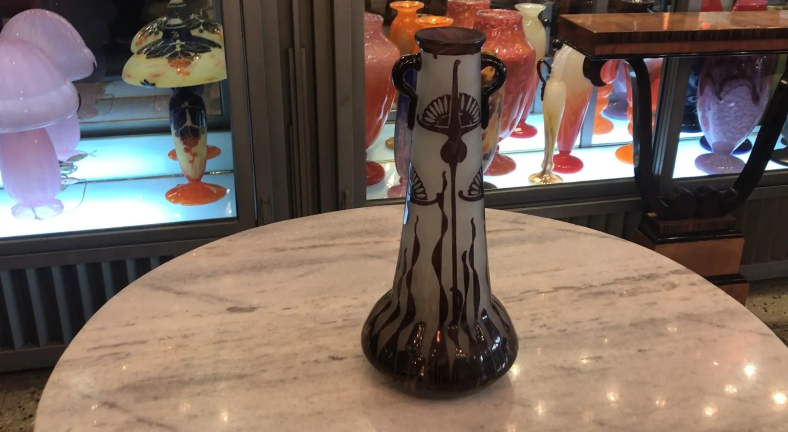 Vaso antiguo de vidrio firmado Le Verre, decoraciones elegantes