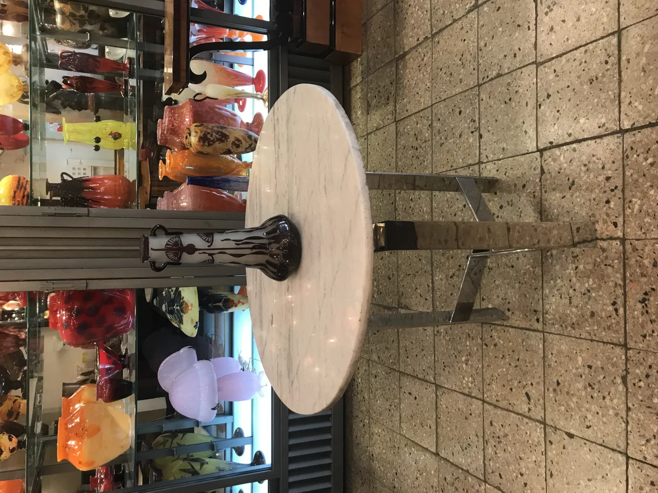 Antikes signiertes Glas Le Verre dekorativ in einem antiken Ambiente mit anderen Glasgegenständen.