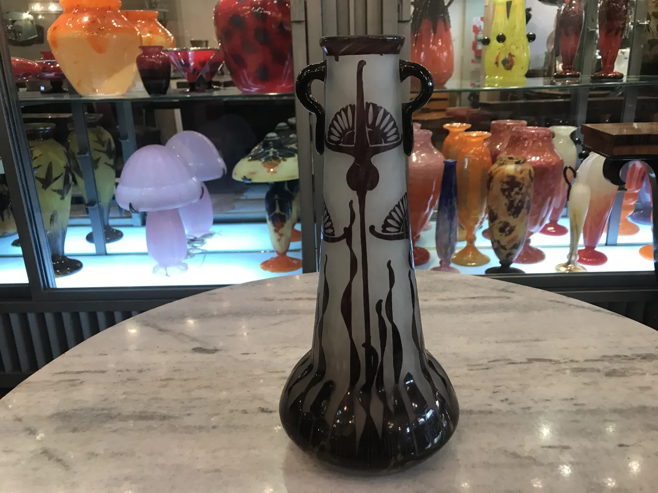 vase avec des motifs dans un cadre ancien, antiquités autour
