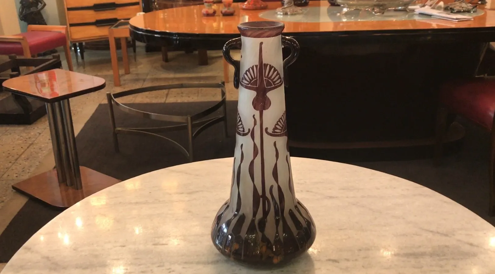 Антикварное стекло с подписью Le Verre с декоративным узором