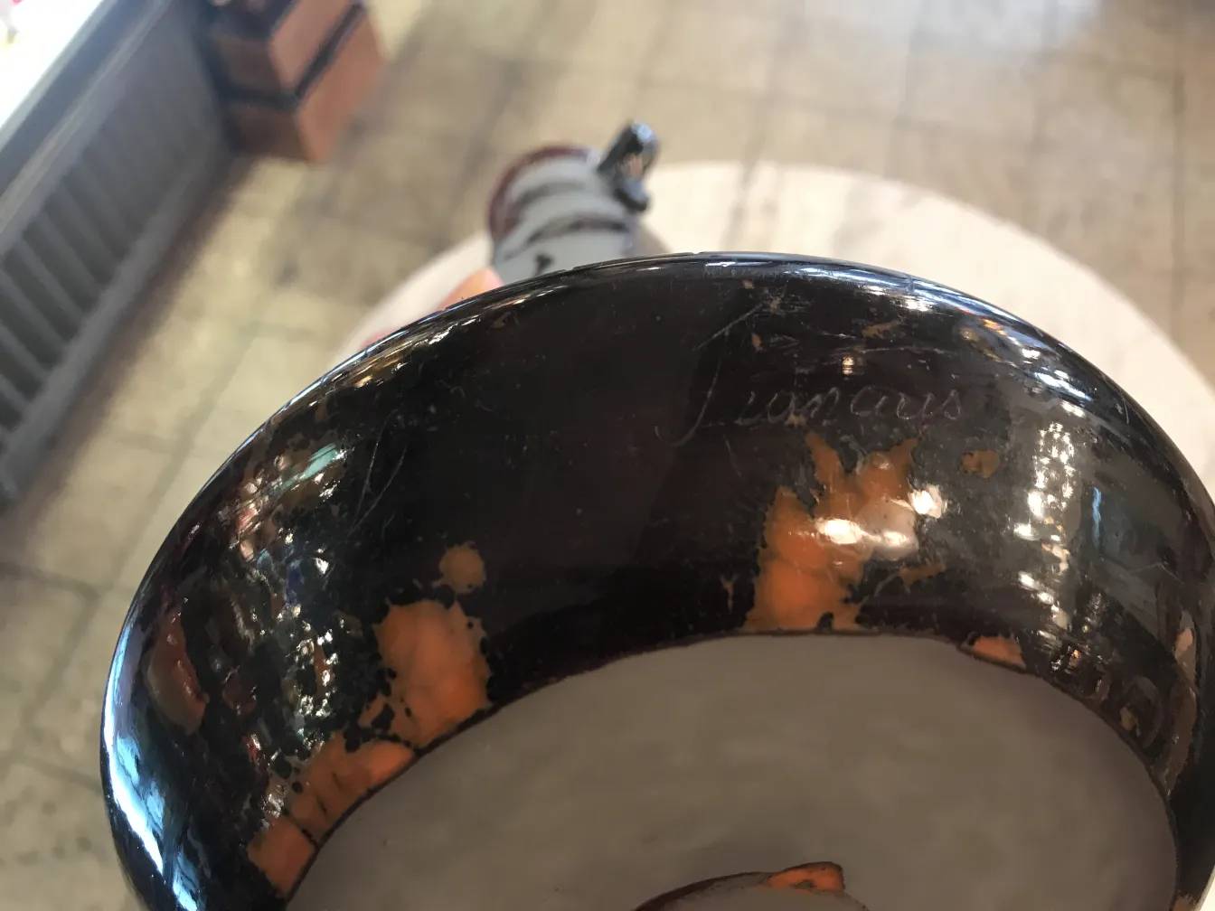 detalhe de um vidro antigo assinado Le Verre com inscrições