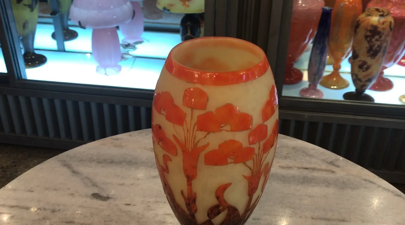 Antike Glasvase mit orangefarbenem Blumenmuster