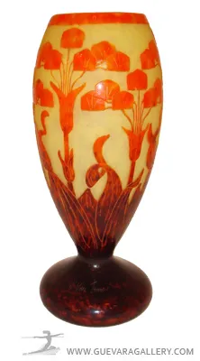 Vaso de vidro assinado Le Verre com design floral em tons de laranja e amarelo