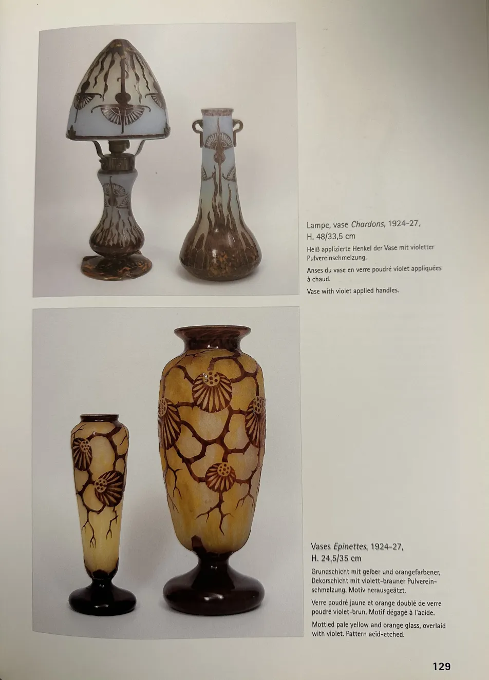 Vaso antigo assinado Le Verre com decoração floral e acabamento distinto na base.