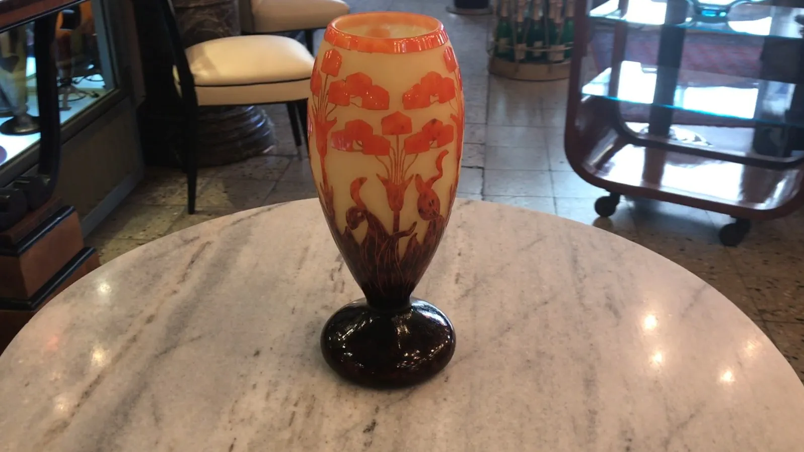 Antigüedad, vidrio firmado Le Verre, decorado con flores en tonos naranjas y bases en color oscuro