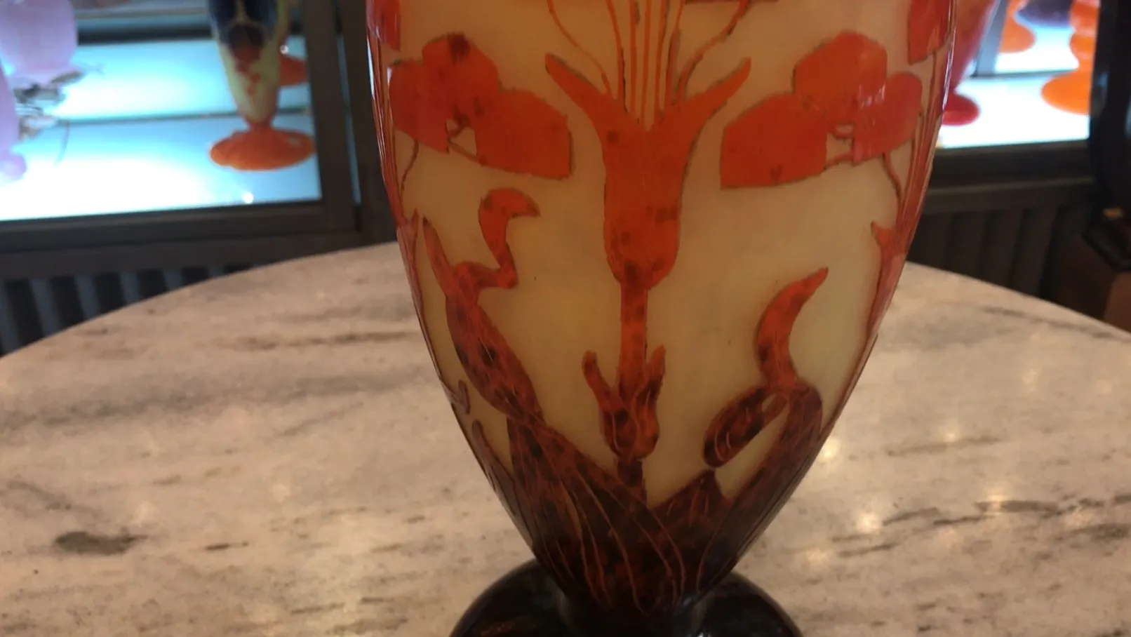 Antiguo vidrio firmado Le Verre con diseño floral en tonos naranja.
