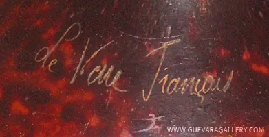 Vidrio antiguo con firma Le Verre, detalles decorativos, ambiente elegante.