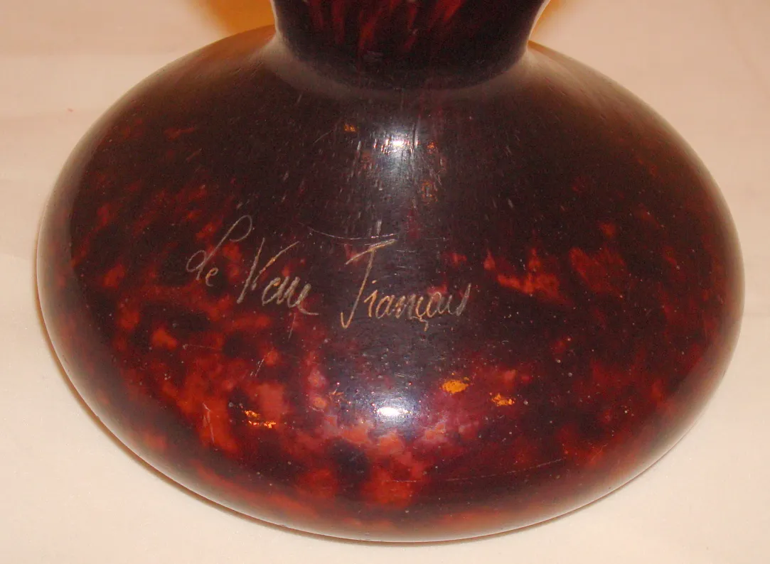 Verre signé ancien de Le Verre, couleur sombre avec des détails!