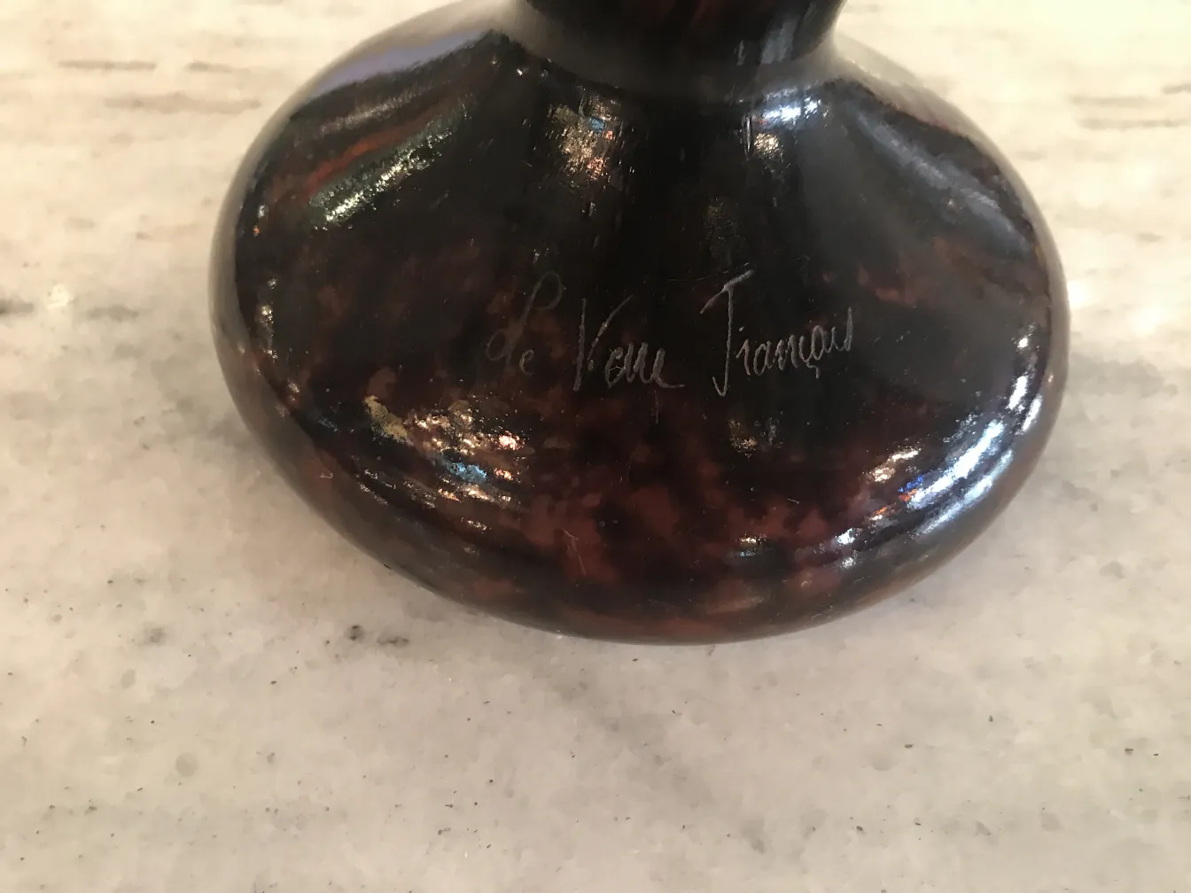 Verre signé avec des détails uniques dans un design ancien.