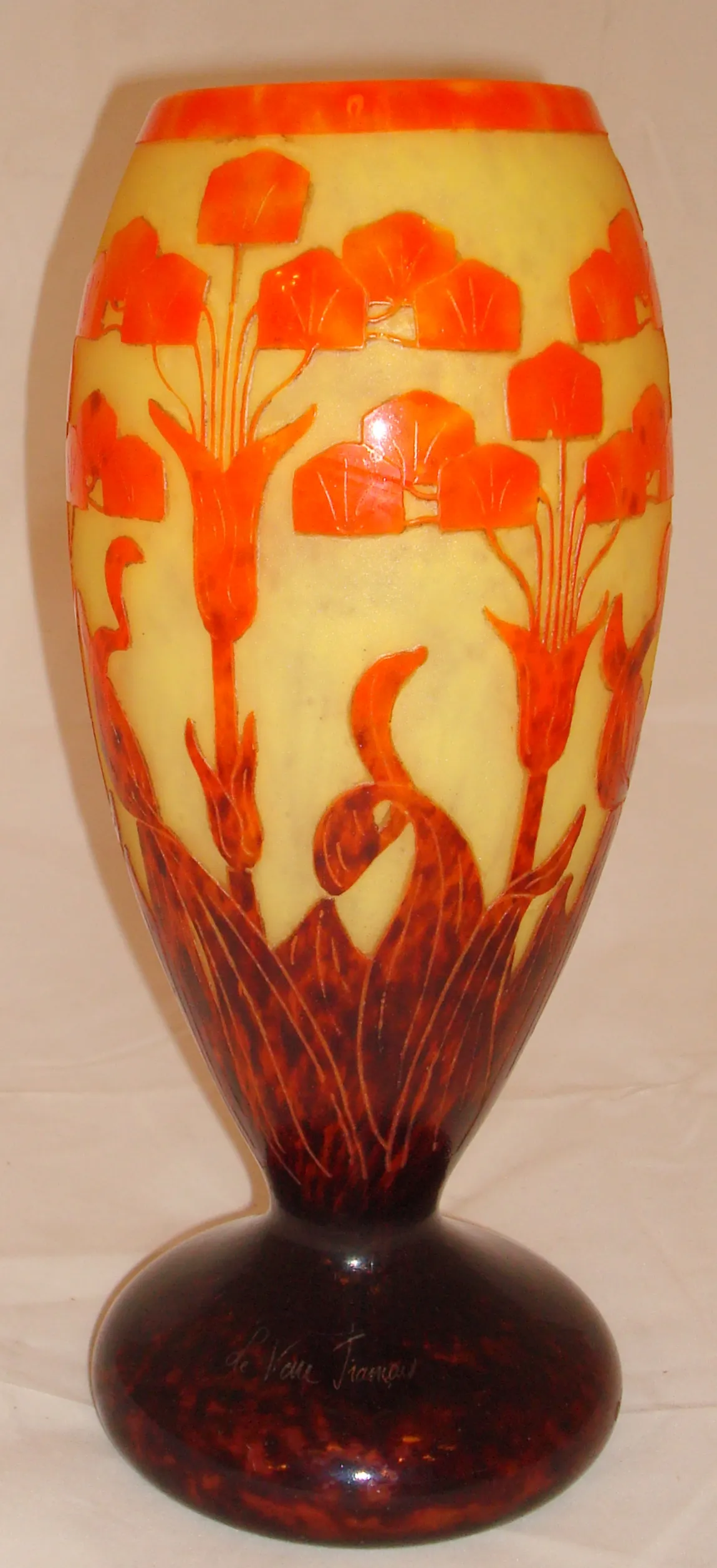 Antik, Glas mit floralen Mustern in Gelb und Orange, signiert Le Verre.