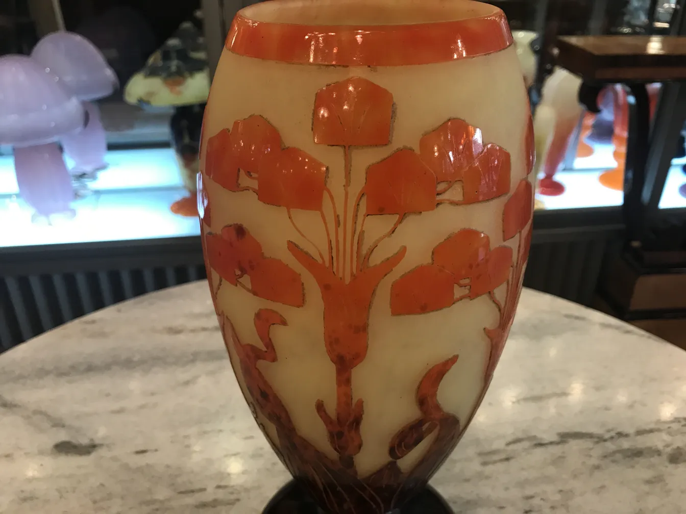 Antiga peça de vidro com gravuras de flores, estilo Le Verre.