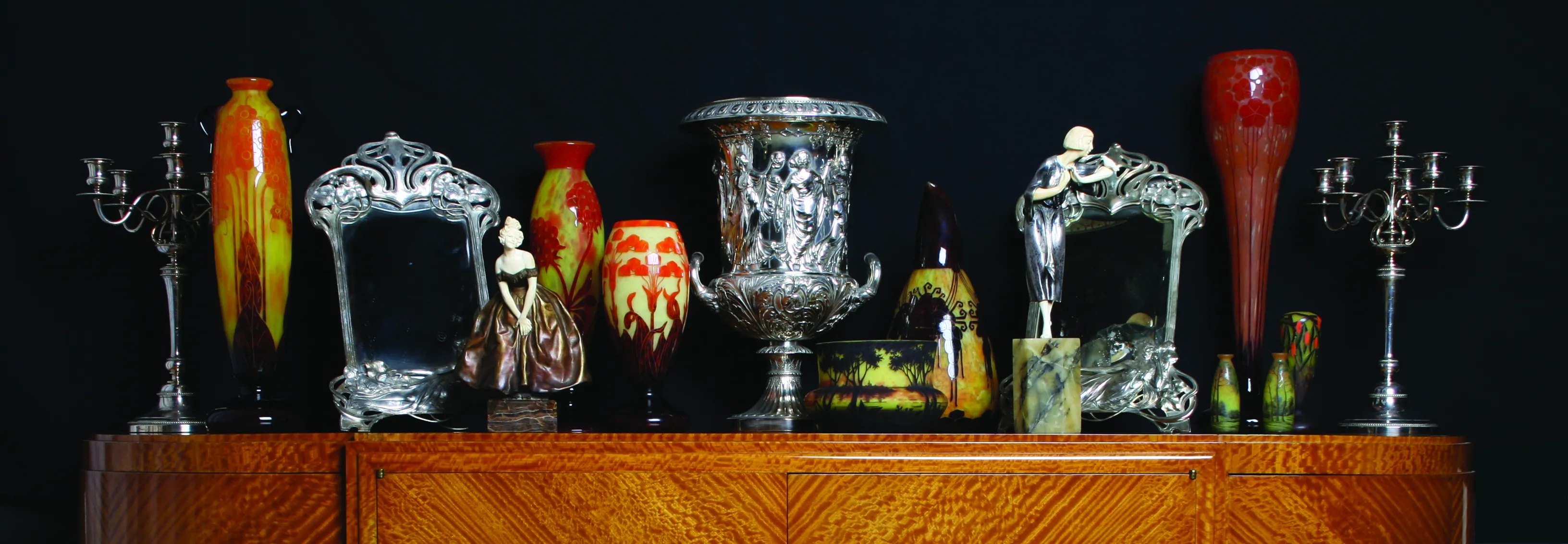 Antikes signiertes Glas Le Verre mit lebhaften Farben auf dunklem Hintergrund.