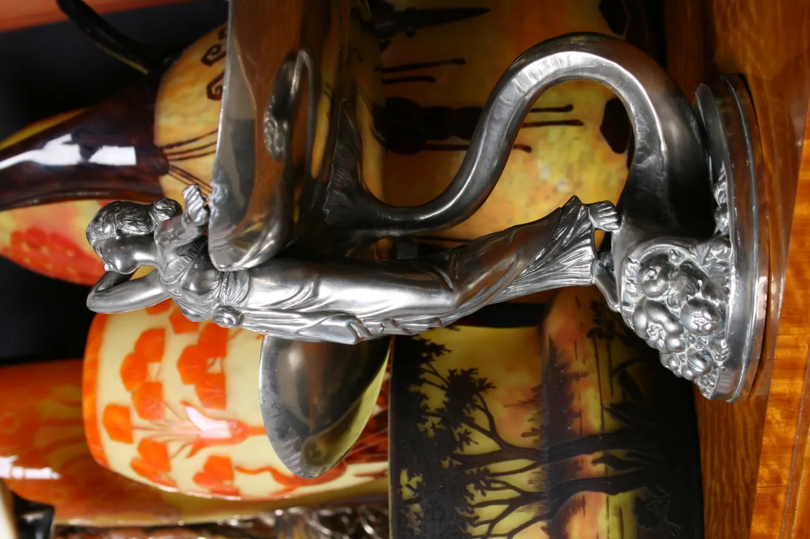 Vaso antico in vetro firmato Le Verre, con dettagli decorativi.