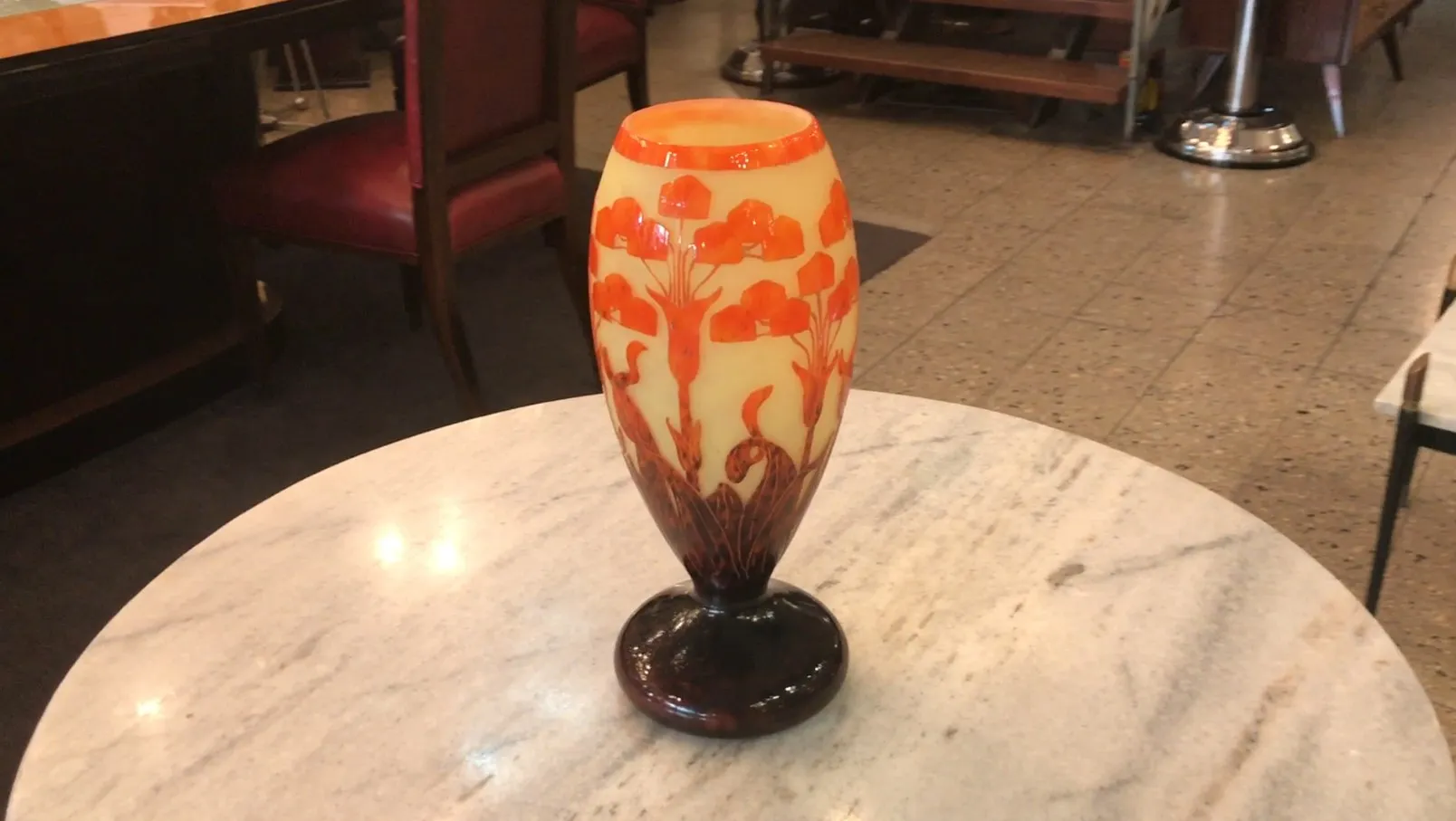 signiertes Glas Le Verre mit floralem Dekor in antikem Ambiente