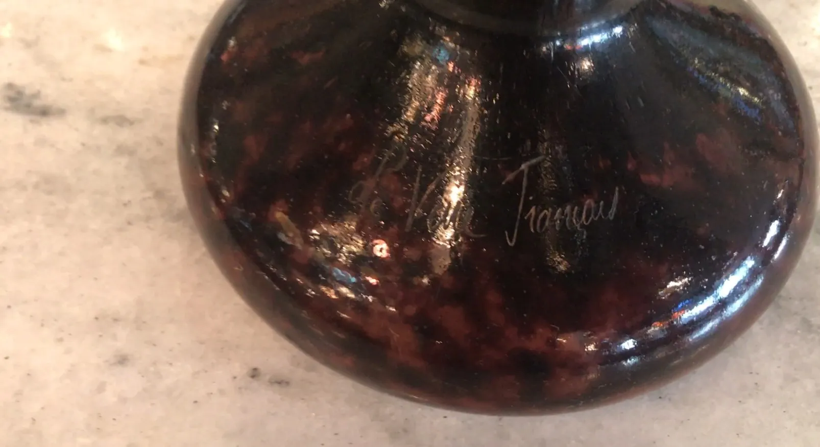Vidrio firmado Le Verre con detalles en un entorno antiguo y elegante.