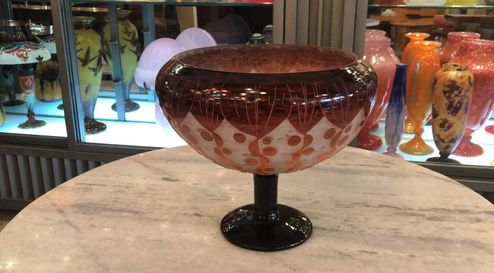 عرض تحفة مع تصميم في زجاج موقّع (Le Verre)